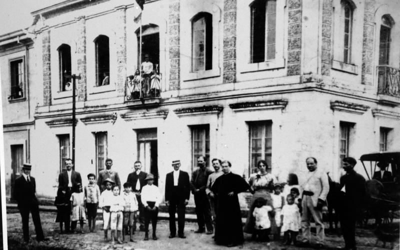 Fotografía Antigua con Sacerdote